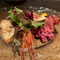 キャトルラパン　神戸三宮 - 本日の前菜盛り合わせはこんな感じでワイルドに盛り付けしています\(//∇//)\
