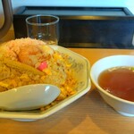 中華料理 鳳凰 - この世に誕生したばかりの「五目炒飯と中華スープ」。記念撮影です。はい。こっち向いてくださーい。いきますよ。ハイチーズッ、パシャッ！