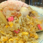 中華料理 鳳凰 - すこーしずつ崩しながらレンゲで掬(すく)って食べるのが好き。棟方志功先生のようにどんどん顔が近づいてしまいます。美味しいからね。仕方ないよ。