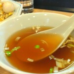 中華料理 鳳凰 - 中華スープをずーー。これがまた良いんだよな。炒飯には中華スープです。これらを交互に味わうのです。