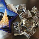 セイコーマート - ひとつひとつ焼き菓子は、星のような銀の包で個包装されていた。