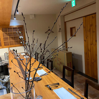 素材を活かす＜simple＞に仕上げたフレンチをカウンターでお楽しみ下さい。