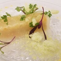 Grand rocher - ⑤紅ずわい蟹と甘海老のタルタル、林檎酢&ライムのシート載せ、蜜柑パウダー&青林檎のアイスクリーム&セロリのアイスクリームを振り掛けて
                      味わいは甲殻類の旨みと柑橘&林檎酢のサッパリ感が印象的でした。