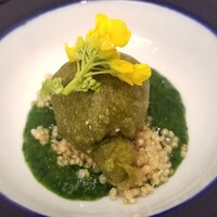 Grand rocher - ⑧仔牛のリードヴォーのベニエ、ルッコラとアオサ、菜の花載せ、キヌア添え
                    仔牛胸腺、所謂リンパ節でトロっとしていますが、程好く淡白で全く臭みがありません