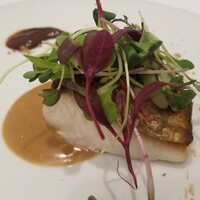 Grand rocher - ⑨鰆のポワレ、レーズンソース、焦がしバターソースを添えて
                    鰆は旬なのですが、魚体が小さい様で脂のりは今一つ
                    ソースを絡めて食べる分にはちょうど良いかもしれませんね。