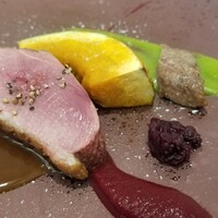 Grand rocher - ⑪シャラン鴨の胸肉のロティ、肉汁ソース掛け、栗味南京のソテー
                    シャラン鴨ってもっと味わいがしっかりしてるイメージですが、味わいに深みが足りません。
                    個体差？産地？生産者？よく分かりません。