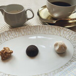 SALONE TOKYO - 小菓子3種とコーヒー。