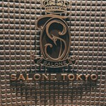 SALONE TOKYO - エントランス。外の導線からは店内の様子は望めず気になっていました。