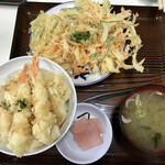 鶴亀屋食堂 - 野菜天ぷらを皿へ移します