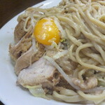 ラーメン二郎 - 2012/03/17　大ぶた　汁なし　ちょい増し　粉チーズ　ヤサイニンニク　
      大ぶたにすると、豚がこンなに！　