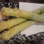 旬菜酒房 くにこし - ｸﾞﾘｰﾝｱｽﾊﾟﾗの天麩羅ｱﾝﾃﾞｽの紅塩で