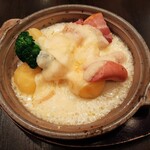 花畑牧場 RACLETTE ～ラクレットチーズ専門店～ - 熱々の器で提供され、チーズがグツグツと良い香り！ラクレットチーズがけ1,280円