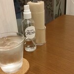 CREMA COFFEE - 各テーブルにも消毒液