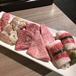 肉と日本酒 - 塩、２人前（左端がタン、右端がブリ大根）