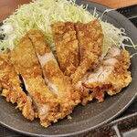 Kara yama - からあげ定食590円(外税)[大判からあげ一枚・ご飯・味噌汁付き]
                        小坪持ってきたから、紅生姜でも入ってるのかと思って開けたら塩辛でビックリしました( ゜o゜)