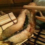 魚菜 由良 - 鮎香草焼き しその葉挟み
      