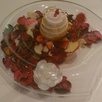 リストランテ　ウミリア - 何と華やかな・花びらのお皿　サクッとメレンゲが美味しい。