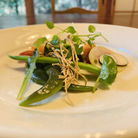 ろあん松田 篠山店 - 3 . 野菜+野草（和タンポポ、ハコベの新芽、スイバ）+茸のサラダ、自家製山椒オイルと蕎麦の実掛け