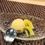 Obata - 自家製柿のアイスとキュウイのコンポート
