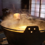 Sumiyaki To Kamameshi Sakaguchi - 大鍋でつくる自慢のダシです。