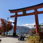 新月 - 鳥居の奥に中禅寺湖を臨む