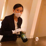 AMOUR - 説明をしてくださっているイシカワさん