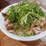 まぐちゃんラーメン - ぶためし  炙ったチャーシューにネギが山盛り