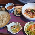 Otoichirou Kakurean - 牛フィレステーキ丼とお蕎麦の膳  お肉がやわらかくて美味  ボリュームあります