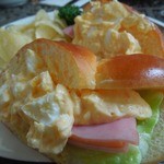 ヒッポカンピ - 「ハムとエッグサラダのミッキーサンドイッチ」を横から見たところ