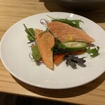 ULUWATU AMIGO - サラダ内の炙りサーモンと野菜
