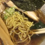 らーめん しおいち - しょうゆラーメンの麺をアップで