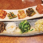 焼肉 スタミナ苑 - ナムルとキムチの盛り合わせ