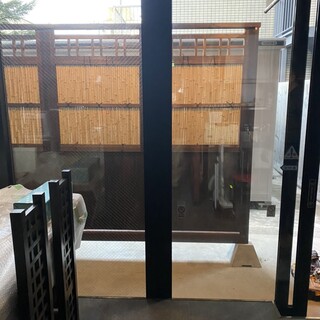 硝子張りの室内からウッすらテラスが見えます