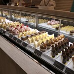 アカシエ - ケーキショーケース全景