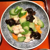 月居 赤坂 - 絲瓜炒鶏片 1200円 のやわらか鶏ムネ肉とヘチマ、木くらげの塩炒め 軽い柚子の香り