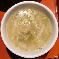 月居 赤坂 - 絲瓜炒鶏片 1200円 の白菜スープ
