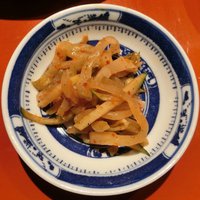 月居 赤坂 - 絲瓜炒鶏片 1200円 のザーサイ