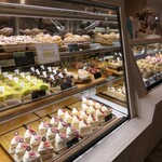 アカシエ - ケーキショーケース全景