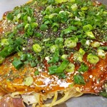 お好み焼 よっちゃん - 料理写真:肉玉そば（イカ天・ネギ）（710円）
