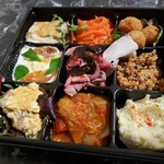 ペッシュ・ドゥ・ヒョータン - Pêche Bento (日替わりの9種類の無添加惣菜盛り合わせ、ミニパン２個付き)