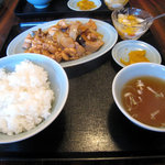 龍門 - 鶏肉の醤油うま煮定食(600円)