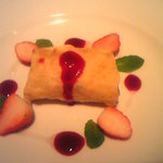 ape - 優等生のトマトを包んだクレープ苺添え