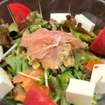 全部入った藤村商店の大盛りサラダ