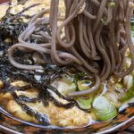 そば処戸隠 - 玉子とじそばの麺