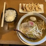 栄昇らーめん - アゴ出汁ラーメン大盛り煮卵餃子セット