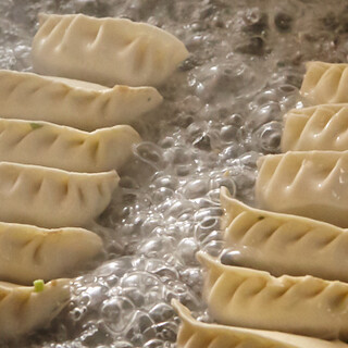 “宝烧饺子”是手工制作的特产。您可以享受各种饺子♪