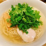 PHAKCHI JO'S - パクチー塩ラーメン　女性に人気！