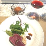 La Brianza - ジビーフ炭火焼きとワイン。炭火焼きはしっとりとして焼き香ばしくたたきのよう、脂感じずすっきりやさしい味わいとにかく美味♡  お料理に合わせて選んで下さったワインが合いまくったわ～