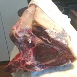 La Brianza - 大きな固まりのジビーフ。迫力凄い！！もちろんサカエヤさんの熟成肉！