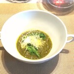La Brianza - 春菊のポタージュ。ぽってり濃厚、春菊らしさ香りチーズのコク、なぜかかわやさも感じられる味わい。日本料理イメージ強くある春菊の新しい一面を知った気持ち、イタリアンの春菊ポタージュおいしかったわ～